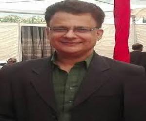 کراچی پريس کلب ميں عوامی تحریک کے سربراہ  اياز لطيف پليجونے پریس کانفرنس سے خطاب کرتے ہوئے کہاکہ پاکستان کے مسائل کا حل ايک حقيقی فيڈريشن ميں ہے