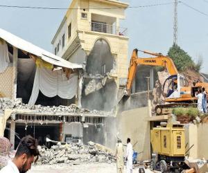 کراچی میں پورٹ قاسم  کے قریب تجاوزات کے خلاف کارروائی کے دوران تصادم۔پولیس اہلکار سمیت متعدد افراد زخمی ہوگئے۔