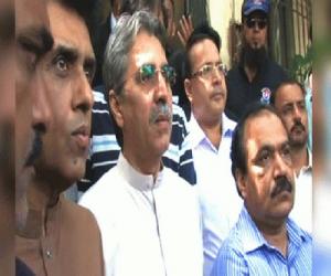 ایم کیوایم پاکستان نے منگل کوشہر میں یوم سیاہ منانےکا اعلان کردیا۔ سربراہ خالدمقبول کہتے ہیں پیپلزپارٹی کی حکومت نے اپنی تاریخ کو دہرایا