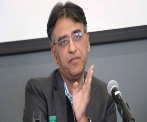 وفاقی وزیر اسد عمر کا کہنا  ہے کراچی کو بےاختیار کرنے ،،اور سمجھنے والوں سے نمٹنا ہے