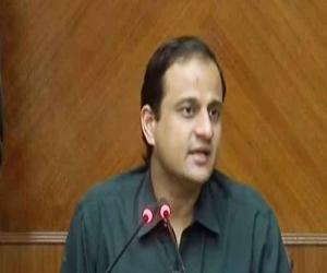 ایڈمنسٹریٹر کراچی مرتضیٰ وہاب کا کہنا ہے  شہر میں علاقوں کو کمرشلائزڈ ،  پارکس اور پلے گراونڈز پر قبضہ کیا گی