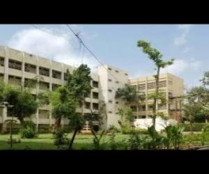کراچی میں داؤد انجینئرنگ یونیورسٹی کے طلباء نے فیس میں اضافے کے خلاف جامعہ کے مرکزی دروازے کے سامنے احتجاج کیا ۔