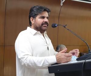 صوبائی وزیر بلدیات ناصر حسین شاہ   کہتے ہیں  وفاقی  وزراء اور پی ٹی آئی رہنما  کراچی میں  اسٹریٹ کرائم کی وارداتوں پرسیاسی پوائنٹ اسکورنگ کررہے ہیں  