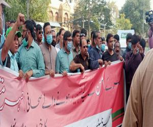 کراچی میں مقتول صحافی اطہر متین کے قاتلوں کی گرفتاری کے لئے صحافیوں نے  مارچ اور سندھ اسمبلی کے سامنے دھرنا دیا