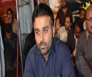 پاکستان تحریک انصاف کےرکن صوبائی اسمبلی راجہ اظہردہگررہنمائوں کادعوی ہےکہ شارع فیصل پرلگےپارٹی پرچم پولیس نےہٹائے،