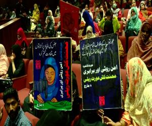 خواتین بطور ڈیجیٹل میڈیا ایکٹیوسٹ کیا کررہی ہیں۔ کراچی میں جاری تیسری ویمن کانفرنس میں اس موضوع پر بھی نشست  سجائی  گئی