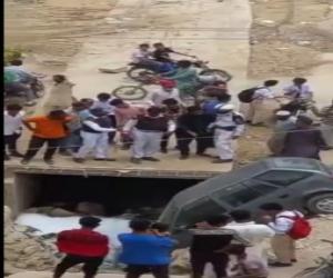 کراچی نارتھ ناظم آباد میں کار،،، خاتون ڈرائیور سے بے قابو ہوکر  نالے میں جا گری۔