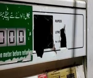  کراچی میں پیٹرول کی قیمت میں اضافہ کےبعد شہرکےبیشترپیمپ بارہ بجےسےقبل بندکردیےگئے۔