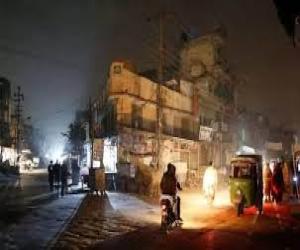 کراچی کے علاقے ایف سی ایریا میں بجلی کی بندش سے ستائے شہری آپے سے باہر ہوگئے۔۔ رات گئے کے الیکٹرک کے دفتر پر پتھراؤ کردیا۔۔