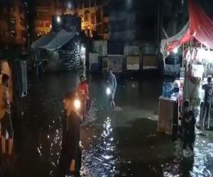 کراچی میں مسلسل بارش کے بعد تعمیراتی کام کے لئے کھودا  گئے ،،کالا بورڈ تا سعود آباد  روڈ کا برا حال  ہے۔