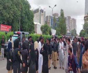 کراچی پریس کلب کےسامنے پرائمری  اور ارلی چائلڈ اسکولز ٹیچرز کا احتجاج ,,