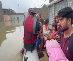 یوسف گوٹھ میں  سیلابی  صورتحال کے بعد   لوگوں کی نقل مکانی۔