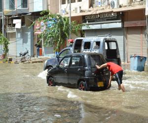 کراچی میں مون سون کا تیسرا اسپیل تھمنے کا نام نہیں لے رہا۔