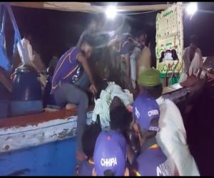  کراچی میں چشمہ گوٹھ کے قریب سمندر میں لانچ کی ٹنکی میں مبینہ طورپرزہریلی گیس سےتین ماہی گیرجاں بحق اورایک شخص بےہوش ہوگیا۔۔