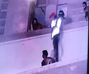 کراچی میں 3 گھنٹے تک پولیس رینجرز اور ریسکیو اداروں کو تگنی کا ناچ نچانے والے شخص کو فائر فائٹرز نے دبوچ لیا۔