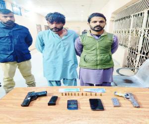 کراچی میں لانڈھی مرغی خانہ اسٹاپ کے قریب ٹریفک جام کے دوران لوٹ مار کرنے والے دو ملزموں کو گرفتار کرلیا گیا۔