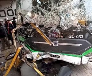 کراچی ناگن چورنگی کے قریب گرین لائن مسافر بس  کوحادثہ پیش آیا ، حادثے کے بعد مسافر شیشہ توڑ کر کھڑکیوں سے باہر نکلے۔