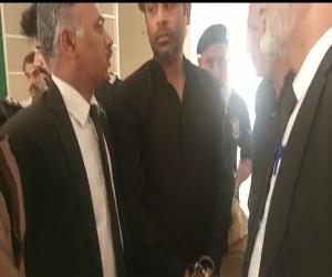 کراچی میں ڈپٹی کمشنر کیماڑی آفس  کے باہر ہنگامہ آرائی کیس میں پی ٹی آئی کے رکن سندھ اسمبلی ارسلان تاجر کو ریمانڈ پر جیل بھیج دیا گیا