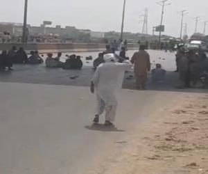 کراچی میں  فائرنگ سے  جاں بحق شخص کے لواحقین کا  سپرہائی وے پر میت رکھ کر احتجاج۔ ایک ٹریک بند کردیا۔