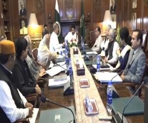 گورنر سندھ کامران ٹیسوری کا کہنا ہے سرکاری افسران  خود کو عوام کا خادم سمجھیں۔