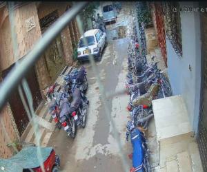 کراچی میں گھر کے باہر  کھڑی گاڑی بھی محفوظ نہیں۔