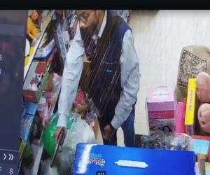 کراچی عائشہ منزل کے قریب  مسلح ملزم  کھلونوں کی  دکان  سے نقدی لوٹ کر فرار ہوگیا۔