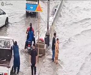 کراچی میں رات گئے سے بارش کا سلسلہ جاری رہا 