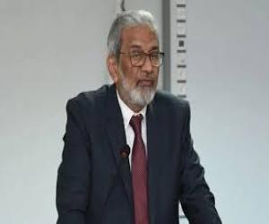  نگراں وزیراعلی سندھ مقبول باقر کا کہنا ہے  درسی  کتب   کی بروقت چھپائی اور تعلیمی اداروں تک نہ پہنچنا افسوس کا مقام ہے