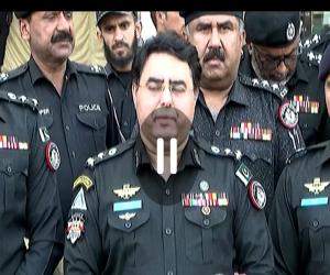  پولیس نے راشد منہاس روڈ پر جوہر موڑ کے قریب آتشزدگی کا شکار بننے والے شاپنگ مال کو سیل کردیا