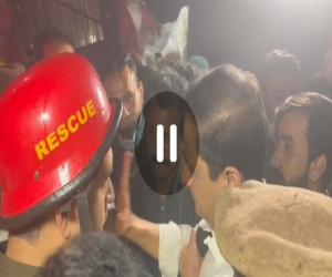  کراچی کے علاقے عائشہ منزل پر شاپنگ مال میں فوم کی دکان لگنے والی آگ  نے پوری عمارت میں پھیل گئی