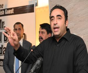    پشاور میں  پاکستان پیپلز پارٹی کے رہنما بلاول بھٹو زرداری نے کہاہےکہ آپس میں لڑنے سے مسائل  مزید پیدا ہونگے،