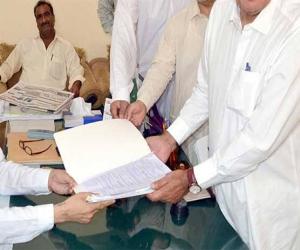  عام انتخابات کے لئے کراچی میں قومی اسمبلی کی بائیس اور صوبائی اسمبلی کی سینتالیس نشتوں پر ڈھائی ہزار کاغذات نامزدگی جمع کروائے ہیں