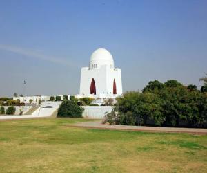  کراچی میں سیکورٹی خدشات کے باعث مزار قائد سےملحقہ سڑکیں ٹریفک کی آمدورفت کےلےبندرہیں