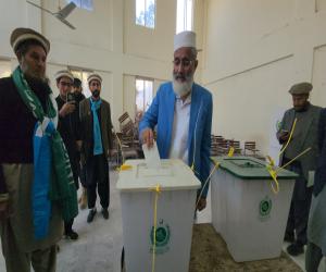 امیر جماعت اسلامی سراج الحق نےتحصیل ثمرباغ دیرپائین میں اپنا ووٹ کاسٹ کپا