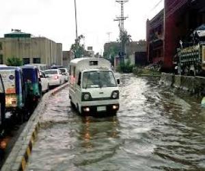 کراچی  پر چھائے بادل  آج کھل کر  گرجے برسے۔ دن بھر   وقفے وقفے سے  بارش کا سلسلہ  جاری رہا