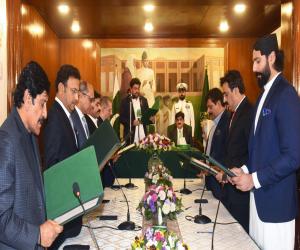   سندھ  کابینہ کے  آٹھ وزرا نے عہدوں کا حلف اٹھالیا۔