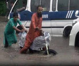 پشاور کے  نواحی علاقوں میں بارش کا پانی گھروں میں داخل
