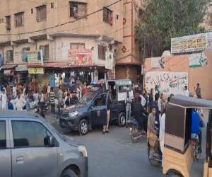  کراچی میں گھنٹوں  بجلی کے تعطل سے پریشان لائنز ایریا کے مکین سڑک  پر آگئے