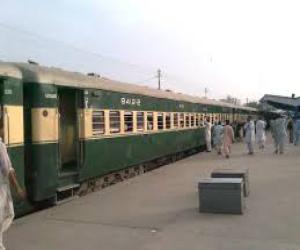   ملک کے مختلف  علاقوں میں  شدید دھند کے باعث  کراچی میں بھی  مسافرٹرینوں کا شیڈول بری طرح متاثرہوا ہے