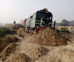  کراچی سے لاہور جانے والی مال گاڑی  خان پورفیروزہ کے قریب  پٹری سے اتر گئی