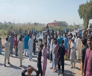 کراچی نیشنل ہائی وے  پر پورٹ قاسم کے قریب  علاقہ مکینوں  کا مبینہ انسداد  تجاوزات  آپریشن کے خلاف احتجاج