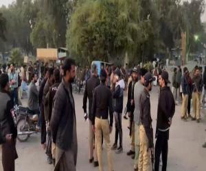   کراچی گلشن حدید میں  بدھ کو  جھگڑے کے دوران قتل نوجوان کے  لواحقین   نے  نیشنل ہائی وے  کو پھر بند کر کے احتجاج کیا