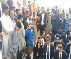  حیدر آباد میں  پولیس کے خلاف شروع ہونے والا وکلا ء برادری کا احتجاج کراچی تک آپہنچا