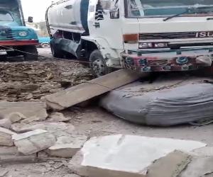  کراچی سخی حسن ہائیڈرنٹ کے قریب واٹر ٹینکر عمارت کی دیوار توڑ کر گھس گیا