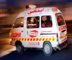  کراچی میں صفورا کے قریب کار ڈمپر سے ٹکرا گئی
