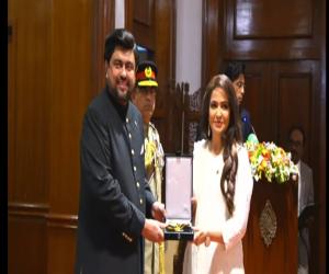  مختلف شعبوں میں نمایاں خدمات سر انجام دینے والے12 افراد میں سول اعزازات  کی پروقار تقریب گورنر ہاوس سندھ میں منعقد ہوئی