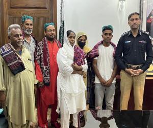   اتحاد کمرشل میں پیش آنے والے واقعے میں تشدد کا نشانہ بننے والے دھیرج اور کلپانہ نے اپنی فیملی کے ہمراہ ڈی آئی جی ساؤتھ سے ملاقات کی۔