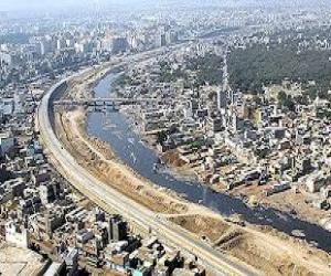  کراچی کے علاقے میٹرک بورڈ آفس کے قریب تیز رفتار واٹر ٹینکر نے دو نوجوان دوستوں کو کچل دیا