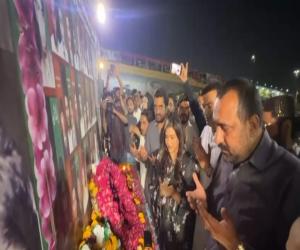 سانحہ کارساز کے شہداء کی یاد میں کراچی میں مشعل بردار ریلی