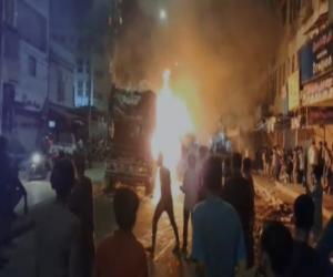 ڈمپر حادثہ، نوجوان موٹر سائیکل سوار جاں بحق  مشتعل شہریوں کا احتجاج، گاڑی کو آگ لگا دی